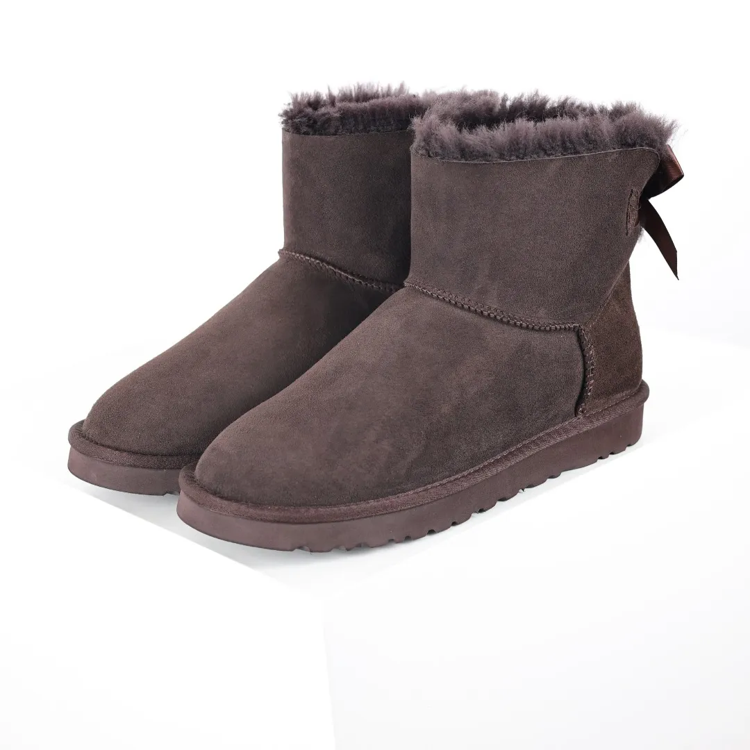 Pick up locally 💰600 Core recommended good price Independently developed original outsole and cashmere insole to keep you warm in winter and suitable for home use. In the new year, uug launched a style series, which is partially geared towards the preferences of young consumers and has also moved to the forefront of fashion trends. Shoe body material Water-repellent coated suede upper 17 mm UGGPURE™ implanted wool insole Lightweight non-slip comfortable rubber outsole With brand LOGO trademark Comes with a full set of packaging Size: 35 36 37 38 39 40